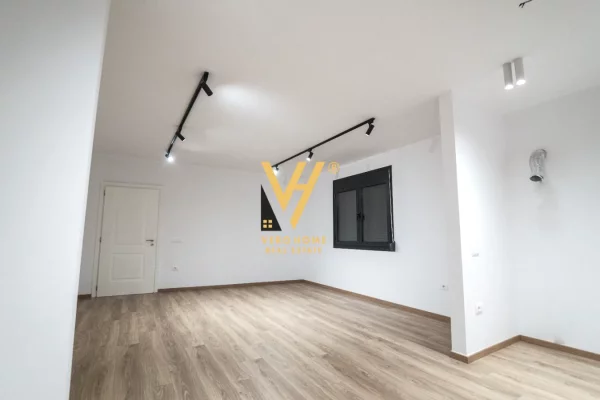 JEPET GODINE ME QIRA TE MUZEU I DESHMOREVE, DURRES 2.200 EURO