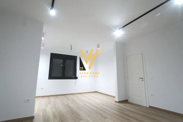 JEPET GODINE ME QIRA TE MUZEU I DESHMOREVE, DURRES 2.200 EURO