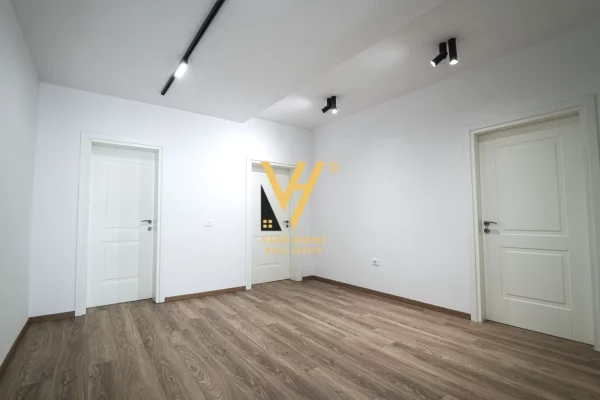 JEPET GODINE ME QIRA TE MUZEU I DESHMOREVE, DURRES 2.200 EURO