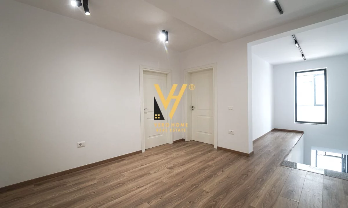 JEPET GODINE ME QIRA TE MUZEU I DESHMOREVE, DURRES 2.200 EURO