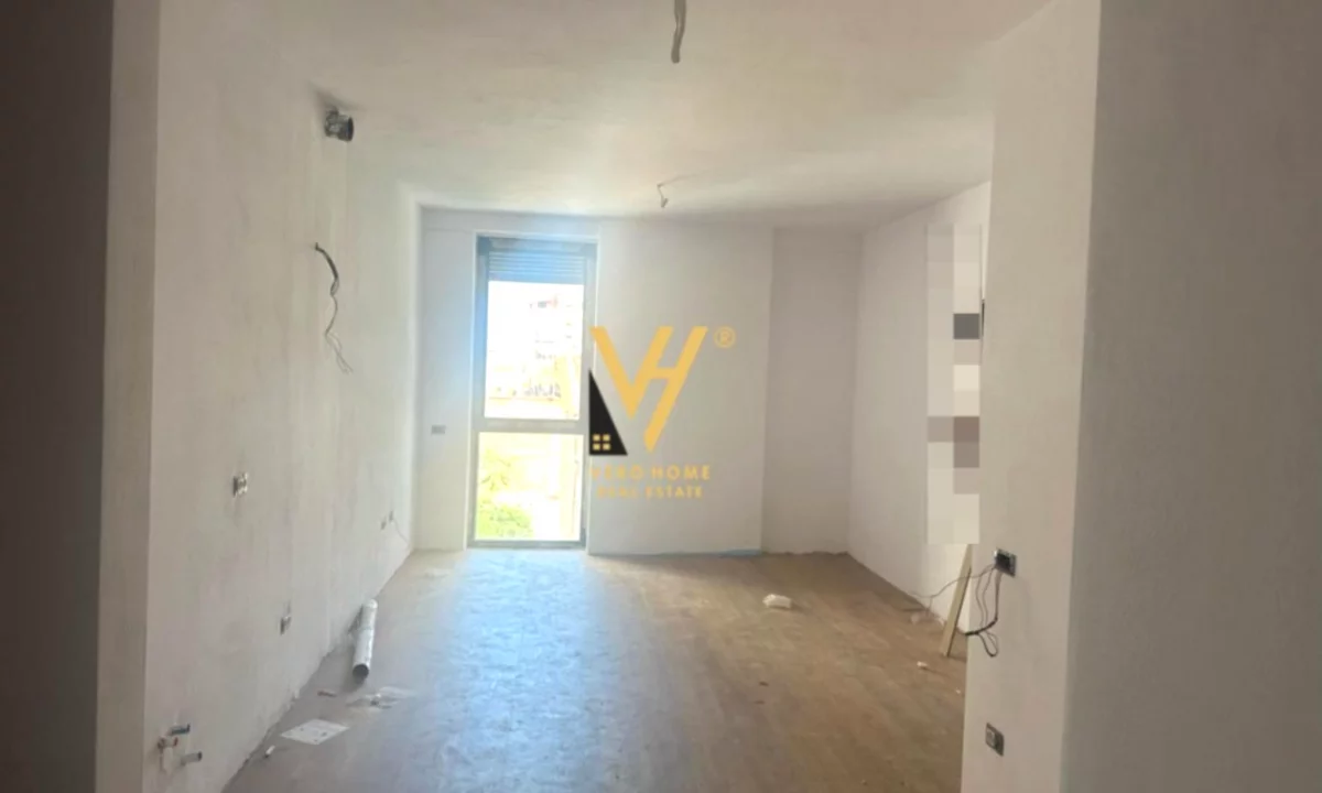 JEPET ZYRE 56 M2 ME QERA TE SHKOLLA E KUQE 550 EURO