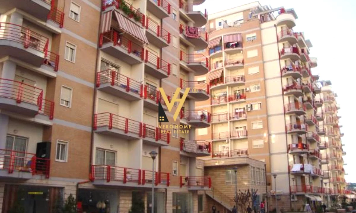 Shtepi ne shitje Apartament ne Tirane, 1+1, Mobilimi Bosh, pa mobiluar, Pagesa 135,000  Euro.