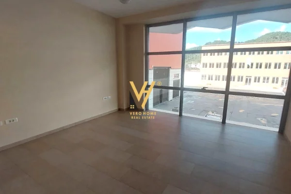 JEPET GODINE 4 KATESHE ME QERA NE VAQARR 4.000 EURO