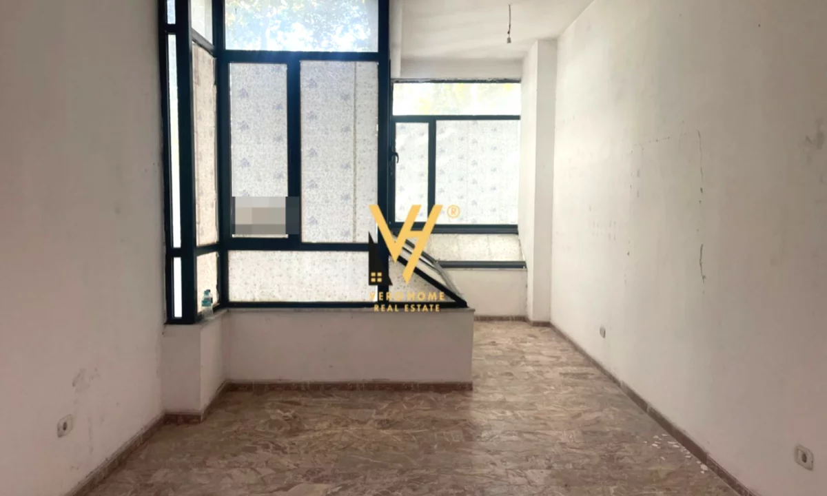 JEPET ZYRE 50 M2 ME QERA TE ISH EKSPOZITA 80.000 LEKE
