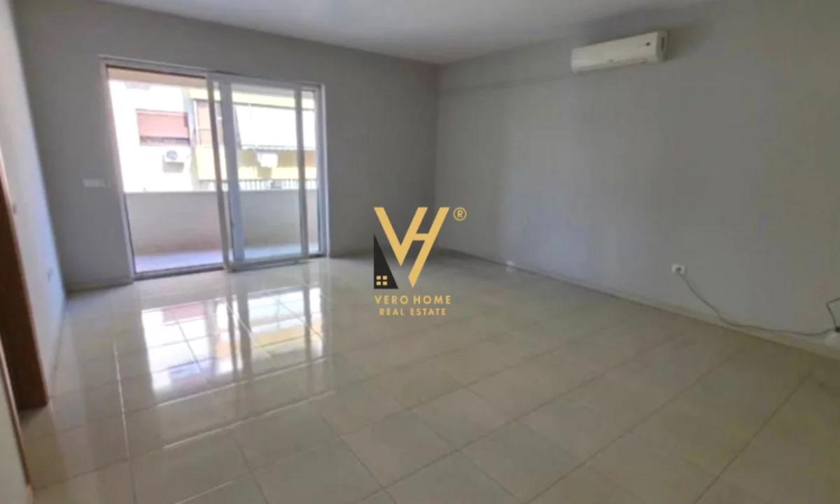 JEPET ZYRE 120 M2 ME QIRA RRUGA E BOGDANEVE 1.100 EURO