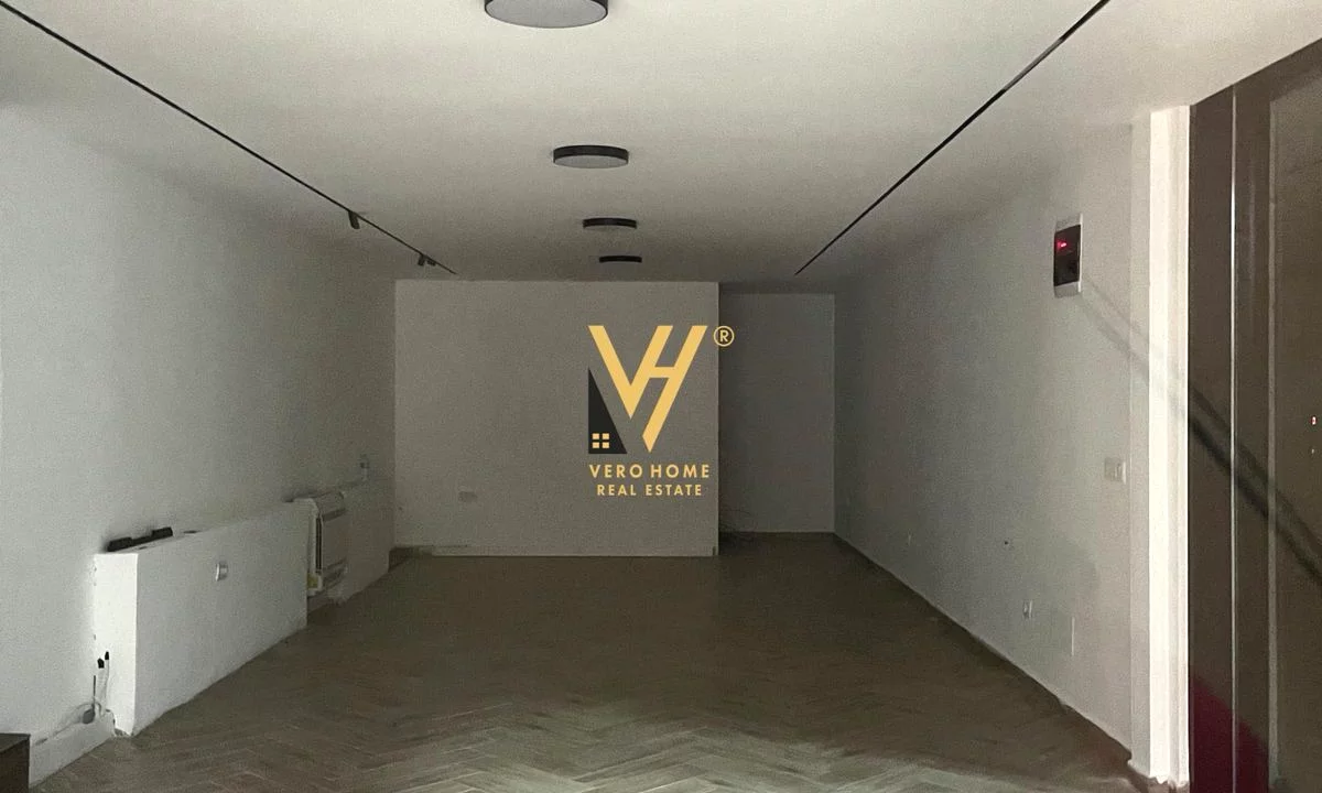 JEPET ZYRE 62 M2 ME QIRA TE RRUGA DIBRES 1.200 EURO