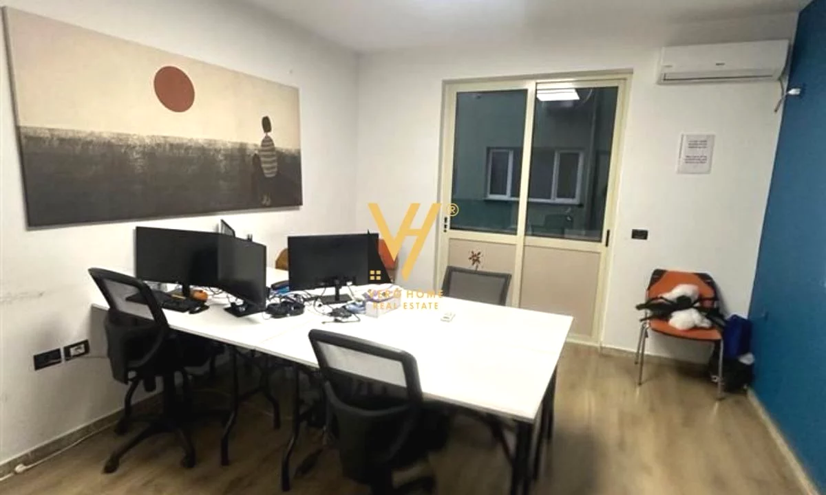 JEPET ZYRE 95 M2 ME QIRA NE BLLOK 250.000 LEKE