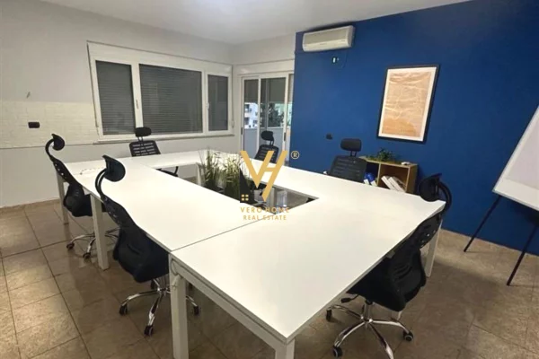 Business Property for Rent 3+1 in Tirana - 150,000 Leke