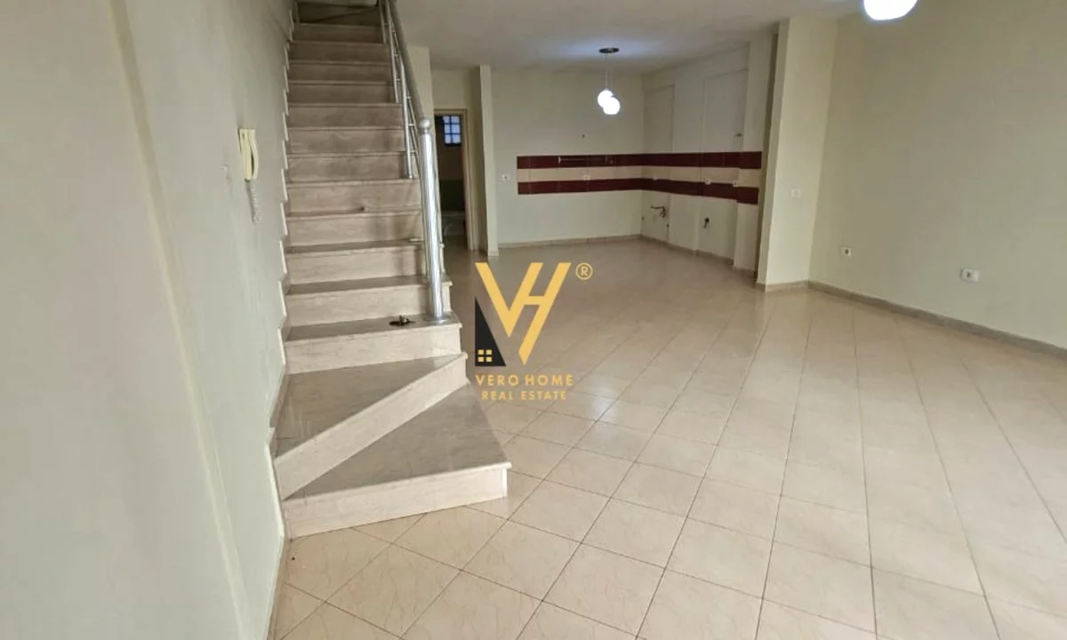 Shtepi ne shitje Duplex(shtepi me 2 kate) ne Tirane, 3+1, Mobilimi Bosh, pa mobiluar, Pagesa 280,000  Euro.