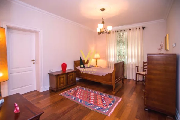 Shtepi ne shitje Apartament ne Tirane, 3+1, Mobilimi E mobiluar, Pagesa 450,000  Euro.