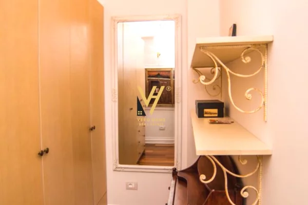 Shtepi ne shitje Apartament ne Tirane, 3+1, Mobilimi E mobiluar, Pagesa 450,000  Euro.