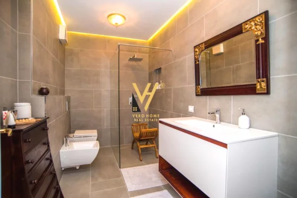 Shtepi ne shitje Apartament ne Tirane, 3+1, Mobilimi E mobiluar, Pagesa 450,000  Euro.