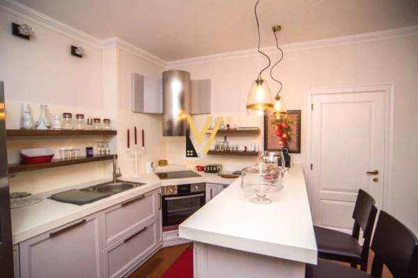 Shtepi ne shitje Apartament ne Tirane, 3+1, Mobilimi E mobiluar, Pagesa 450,000  Euro.