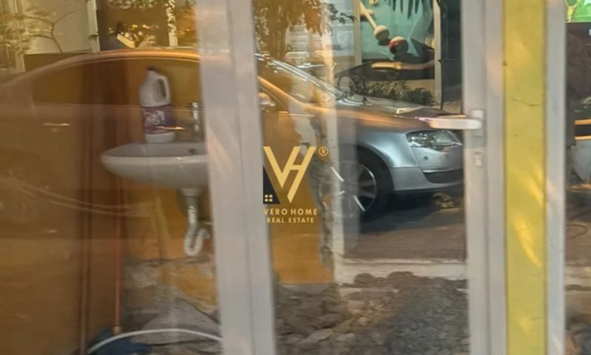 JEPET AMBIENT BIZNESI 50 M2 ME QERA TE BLV. BAJRAM CURRI 1.200 EURO