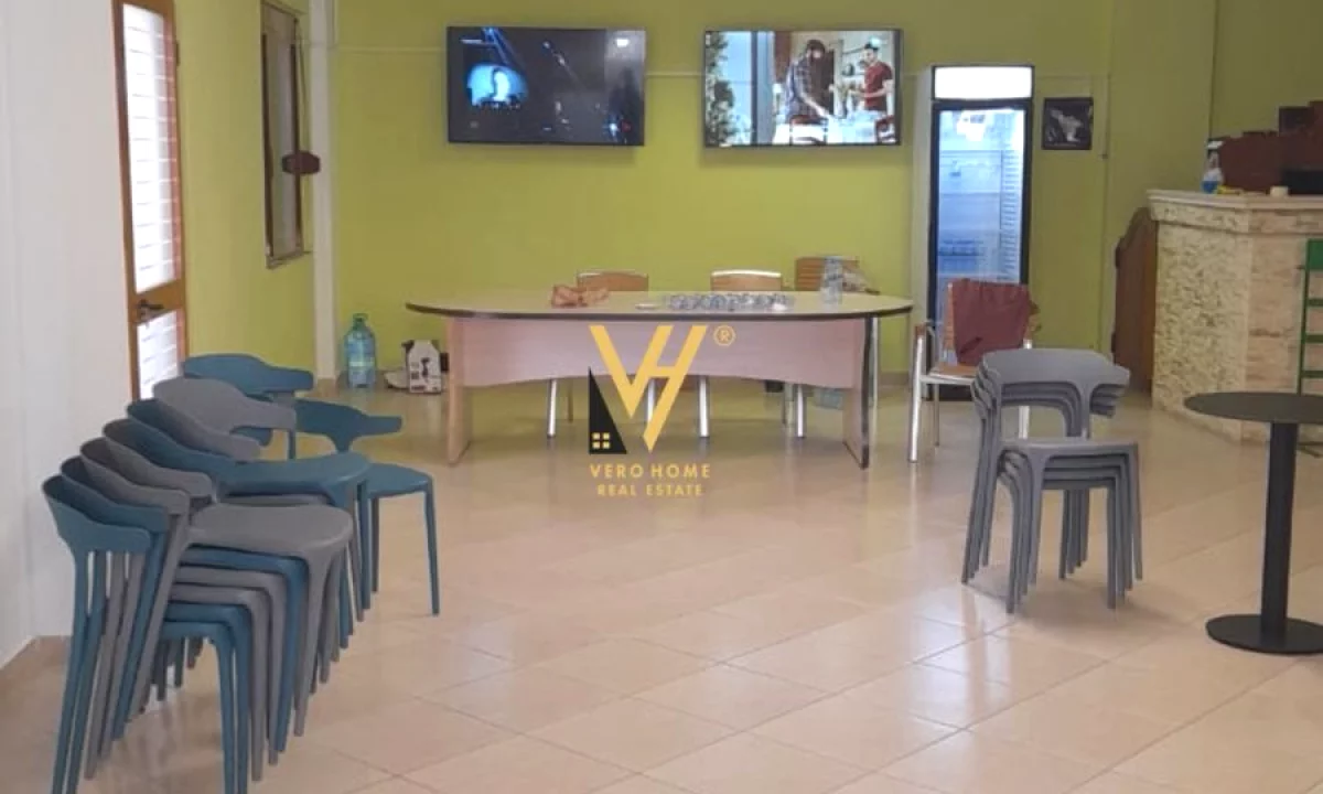 JEPET AMBIENT KOMERCIAL 200 M2 ME QERA TE KODRA E DIELLIT 1.400 EURO