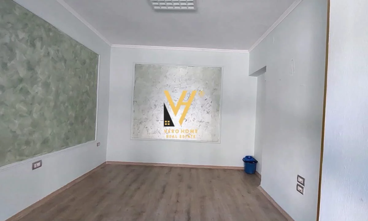 JEPET DYQAN 13 M2 ME QERA TE RRUGA PJETER BUDI 35.000 LEKE