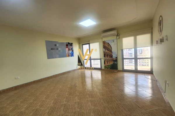 JEPET ZYRE 100 M2 ME QIRA TE ZOGU I ZI 800 EURO