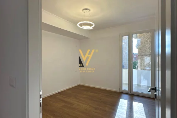 Shtepi ne shitje Apartament ne Tirane, 2+1, Mobilimi Bosh, pa mobiluar, Pagesa 118,000  Euro.