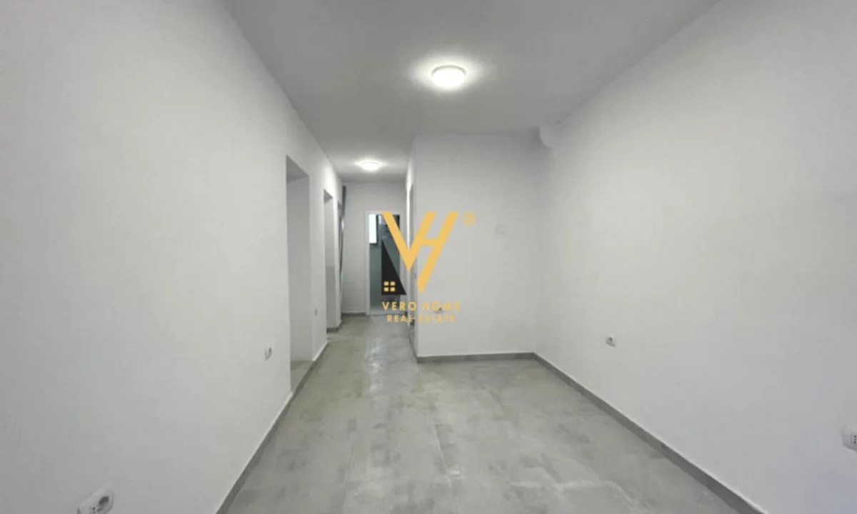 JEPET ZYRE 70 M2 ME QERA TE LULISHTJA, ISH EKSPOZITA 80.000 LEKE