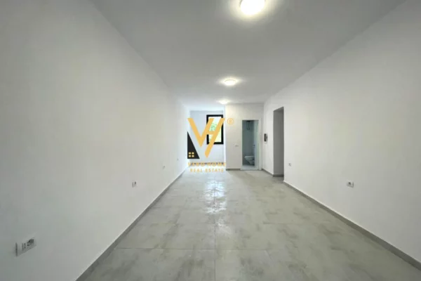 JEPET ZYRE 70 M2 ME QERA TE LULISHTJA, ISH EKSPOZITA 80.000 LEKE