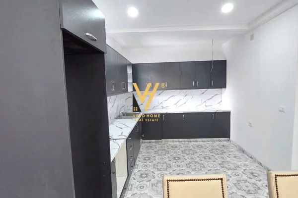 Shtepi me qera Shtepi Private ne Tirane, 2+1, Mobilimi Pjeserisht e mobiluar, Pagesa 40,000  Leke.