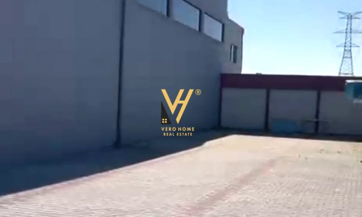 JEPET MAGAZINE 2.500 M2 ME QIRA TE URA E GJOLES, FUSHE KRUJE 3.500 EURO