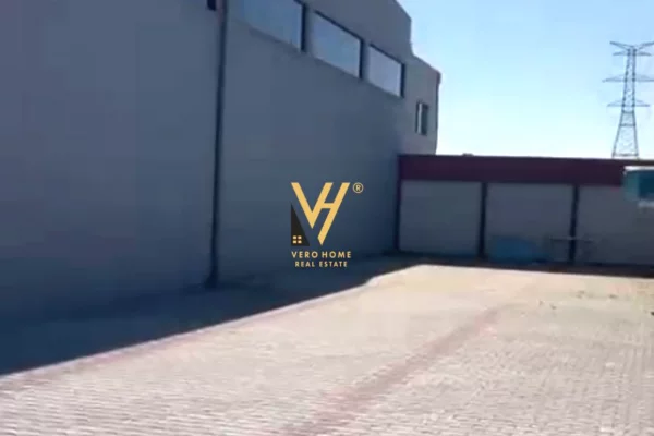 JEPET MAGAZINE 2.500 M2 ME QIRA TE URA E GJOLES, FUSHE KRUJE 3.500 EURO