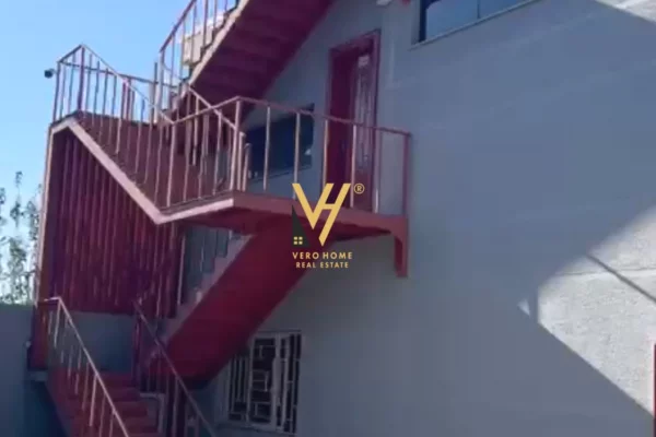 JEPET MAGAZINE 2.500 M2 ME QIRA TE URA E GJOLES, FUSHE KRUJE 3.500 EURO