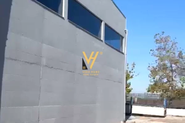 JEPET MAGAZINE 2.500 M2 ME QIRA TE URA E GJOLES, FUSHE KRUJE 3.500 EURO