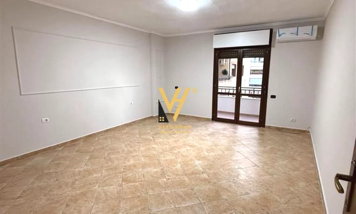 JEPET ZYRE 165 M2 ME QERA TE KOMUNA E PARISIT 1.200 EURO