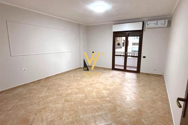 JEPET ZYRE 165 M2 ME QERA TE KOMUNA E PARISIT 1.200 EURO