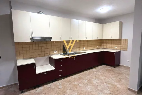 Business Property in Sale 3+1 in Tirana - 1,200 Euro