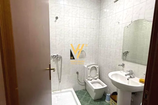 JEPET ZYRE 165 M2 ME QERA TE KOMUNA E PARISIT 1.200 EURO