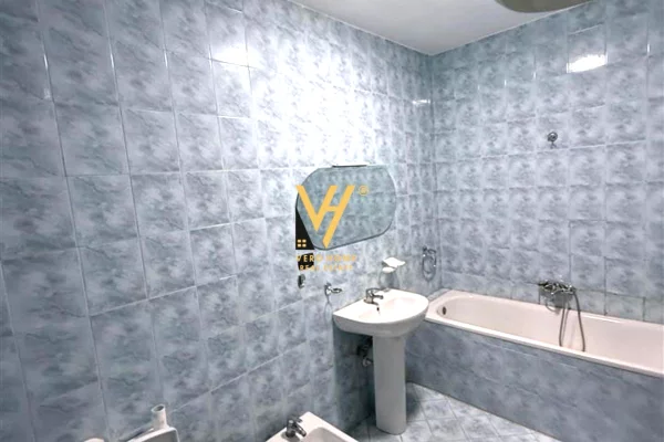 JEPET ZYRE 165 M2 ME QERA TE KOMUNA E PARISIT 1.200 EURO