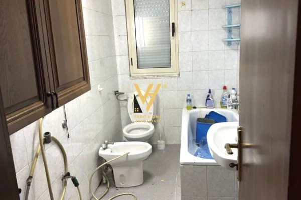Shtepi ne shitje Apartament ne Tirane, 3+1, Mobilimi E mobiluar, Pagesa 165,000  Euro.