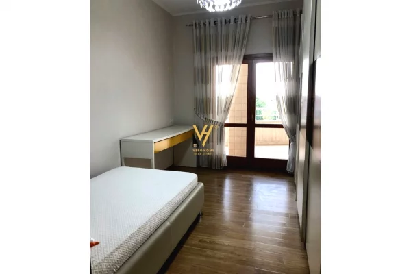 Mansarda(ultimo piano del tetto) in vendita a Tirana 4+1, Arredato