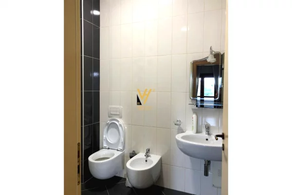 Mansarda(ultimo piano del tetto) in vendita a Tirana 4+1, Arredato