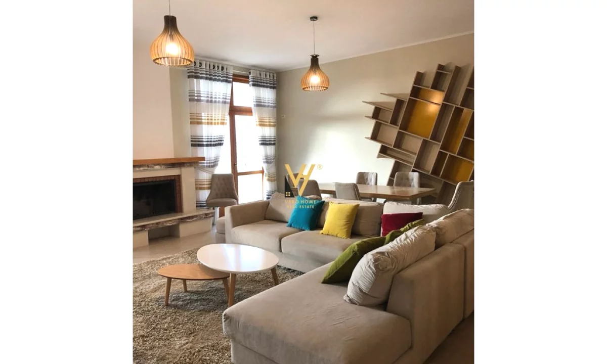 Mansarda(ultimo piano del tetto) in vendita a Tirana 4+1, Arredato