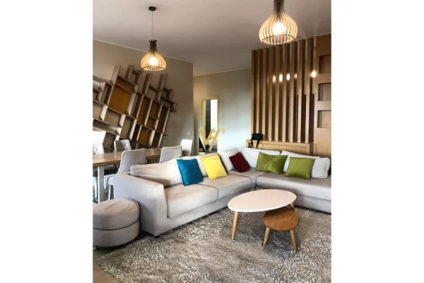 Mansarda(ultimo piano del tetto) in vendita a Tirana 4+1, Arredato