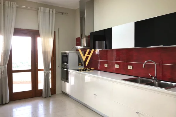 Mansarda(ultimo piano del tetto) in vendita a Tirana 4+1, Arredato