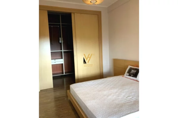 Mansarda(ultimo piano del tetto) in vendita a Tirana 4+1, Arredato