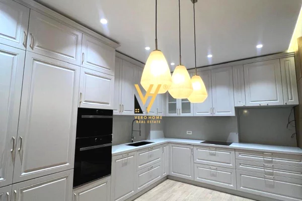 Shtepi me qera Apartament ne Tirane, 3+1, Mobilimi E mobiluar, Pagesa 2,500  Euro.