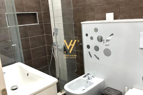 Shtepi me qera Apartament ne Tirane, 3+1, Mobilimi E mobiluar, Pagesa 95,000  Leke.