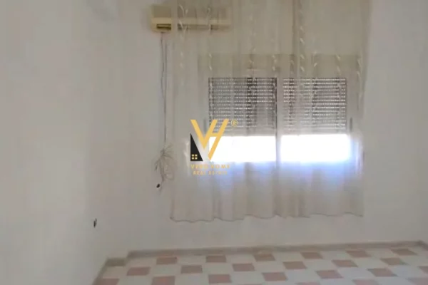 Shtepi ne shitje Apartament ne Durres, 2+1, Mobilimi Bosh, pa mobiluar, Pagesa 120,000  Euro.
