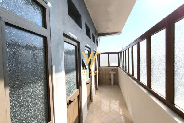 JEPET AMBIENT BIZNESI 1.400 M2 ME QERA NE KAMEZ 3.500 EURO