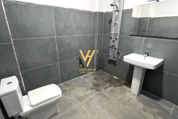 JEPET AMBIENT BIZNESI 240 M2 ME QERA NE PASKUQAN 800 EURO