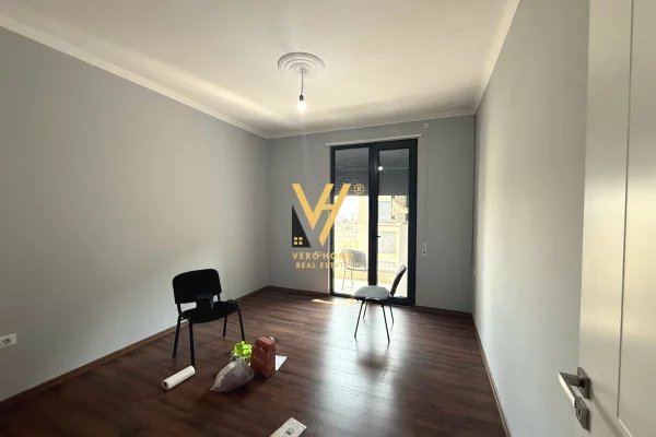 Shtepi me qera Apartament ne Tirane, 3+1, Mobilimi E mobiluar, Pagesa 70,000  Leke.