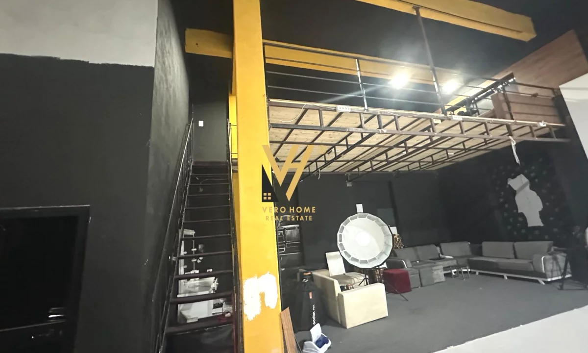 JEPET GODINE KOMERCIALE 300 M2 ME QERA TE 5 MAJI 3.000 EURO