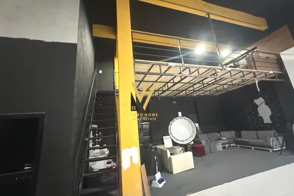 JEPET GODINE KOMERCIALE 300 M2 ME QERA TE 5 MAJI 3.000 EURO