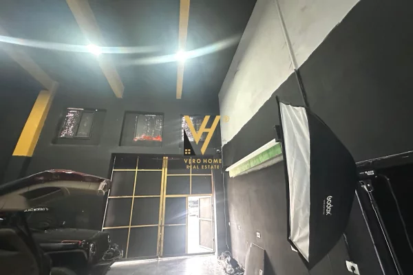 JEPET GODINE KOMERCIALE 300 M2 ME QERA TE 5 MAJI 3.000 EURO